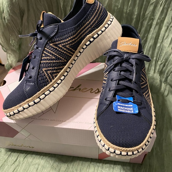 8.5 SKECHERS STRETCH FIT , MEMORY FOAM MACHINE WASHABLE - Picture 4 of 11